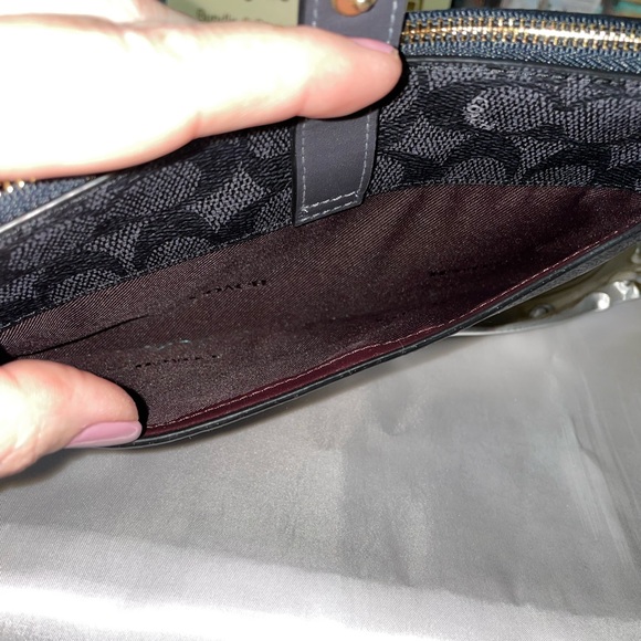 Coach Signature Wallet on Chain / Crossbody - Picture 4 of 8